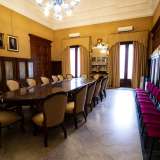 � arrivato ora il momento di recarci nella Sala di Giunta, dall�altro lato della Massari, cos� chiamata perch� accoglie attorno al suo grande tavolo ovale le giunte comunali, anche se viene utilizzata pure per le conferenza stampa